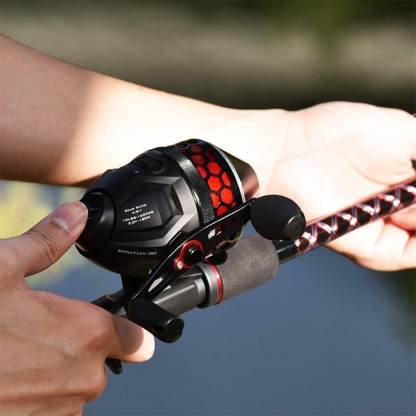 KastKing Brutus Spincast Fishing Reel,Easy to Use Push Button Casting Design,High Speed 4.0:1 Gear Ratio,5 MaxiDur Ball Bearings, Reversible Handle for Left/Right Retrieve, Includes Monofilament Line. - Imagen 6