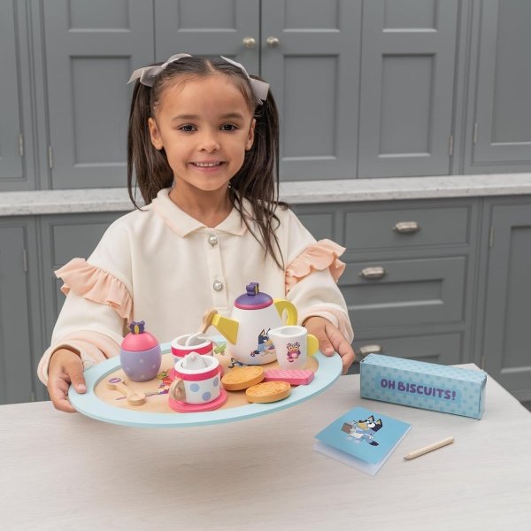 Bluey Juego de fiesta de té - Juego de madera de 18 piezas con bandeja, tetera, tazas de té, galletas y bloc de notas para niños de 3 años en adelante - Diversión imaginativa y juegos de rol, - Image 3