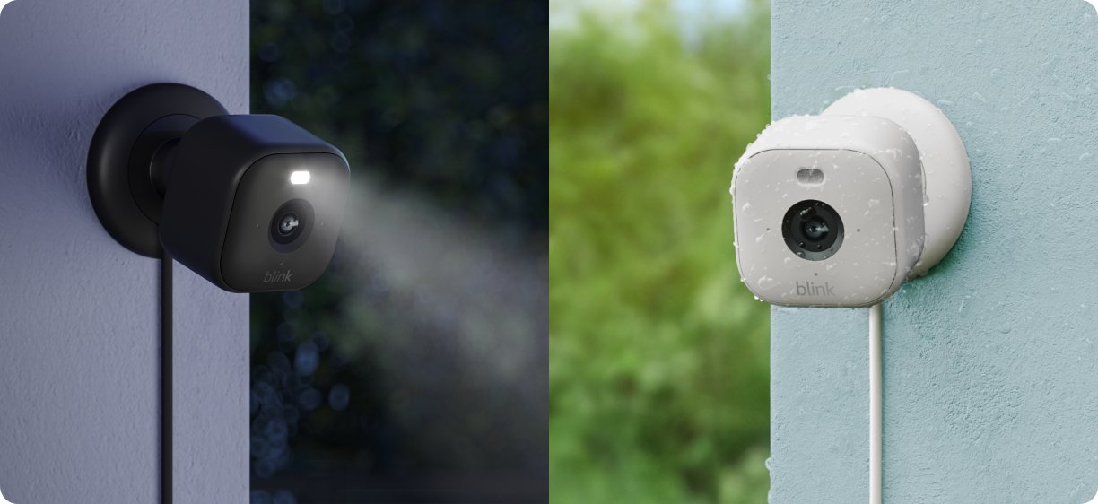 Imagen de una cámara de seguridad doméstica Mini 2 negra montada en el exterior con el foco incorporado encendido al anochecer. Imagen de una cámara de seguridad doméstica Mini 2 blanca montada afuera bajo la lluvia.