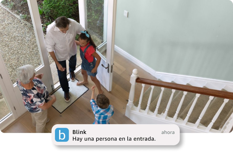 Una imagen en vivo de la entrada de una familia con niños saludando a alguien en la puerta.
