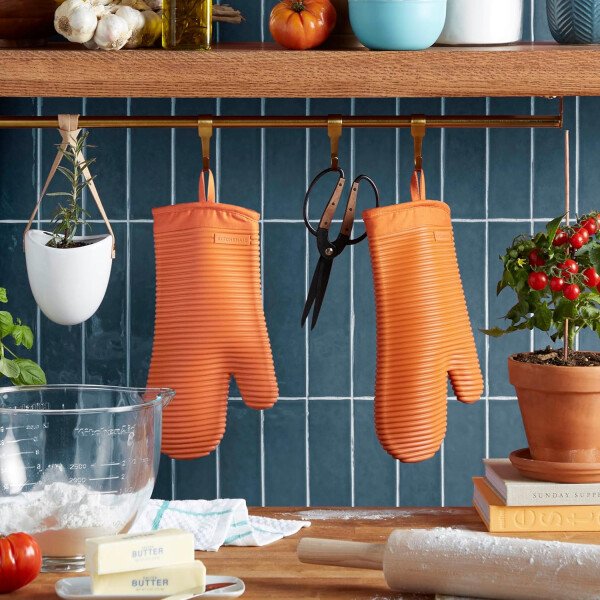 KitchenAid - Juego de guantes de horno de silicona suave acanalada, 7 x 13 pulgadas, color malteada, 2 unidades - Imagen 101