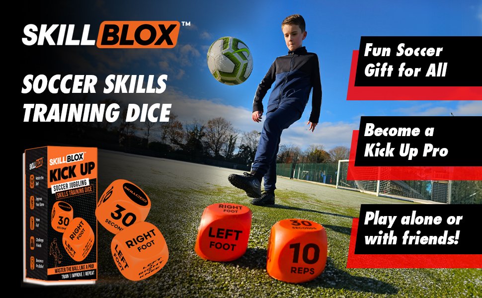Un niño usando regalos de fútbol para niños. Un gran regalo de fútbol para niñas. Patadas de fútbol balón de fútbol