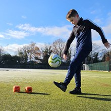 Un niño practicando sus habilidades futbolísticas. Skill Blox - Dados de patada, un gran regalo para jugadores de fútbol