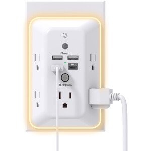 Addtam - Protector de sobretensiones, extensor de salida con luz nocturna, divisor de 5 salidas y 4 puertos USB (1 USB C), enchufe múltiple para el hogar, oficina, dormitorio, artículos esenciales