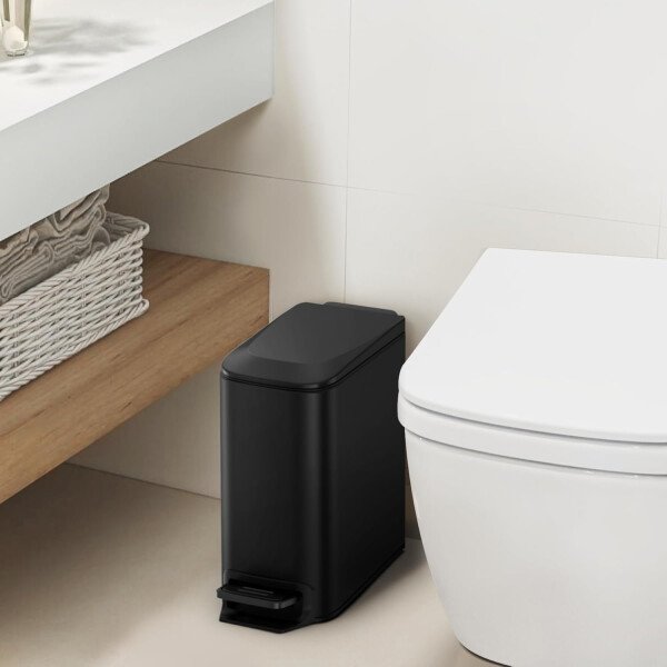 Cesun Cubo de basura pequeño para baño con tapa, cierre suave, pedal escalonado, cubo de basura de acero inoxidable de 6 litros/1.6 galones con cubo interior extraíble, acabado antihuellas (negro - Image 2