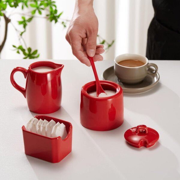 Kook Juego de azúcar y crema, 3 piezas, jarra, azucarero con tapa y cuchara, soporte para edulcorantes (rojo) - Image 3