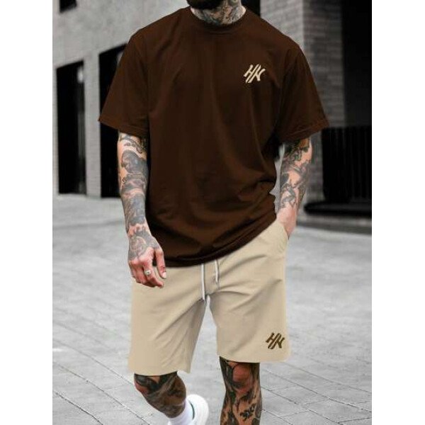Manfinity CasualCool Conjunto de top con cuello redondo y pantalones cortos con estampado de letras para hombres, conjunto de prendas cortas para hombres
