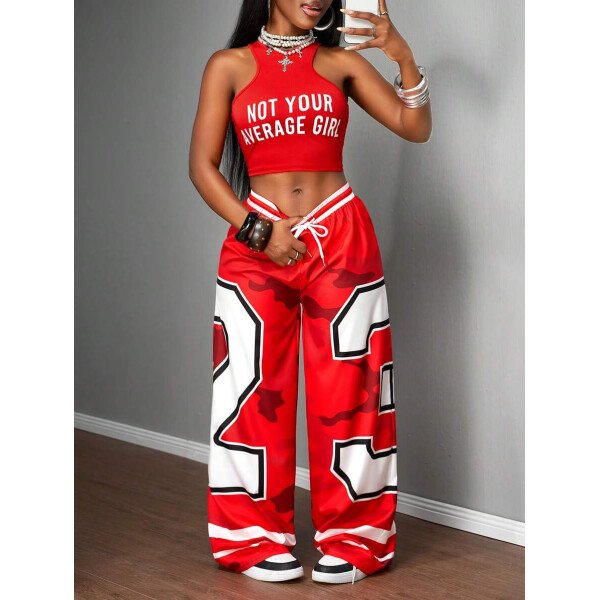 Slaydiva Conjunto de dos piezas para mujer con pantalón ancho y chaleco con estampado de logotipo y números, en color rojo camuflaje y rayas en 2023 - Image 8