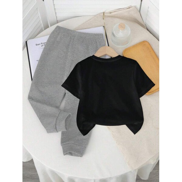 SHEIN Set de 2 piezas compuesto por camiseta de manga corta de cuello redondo y pantalones casuales y sencillos para niño, adecuado para el verano - Image 57