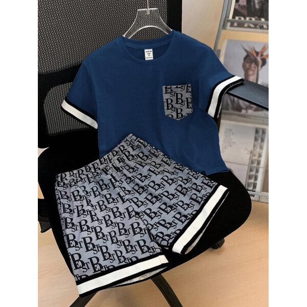 SHEIN 2 piezas Conjunto informal de niño joven con camiseta de cuello redondo de manga corta con bolsillo estampado y pantalones cortos estampados de punto - Image 13