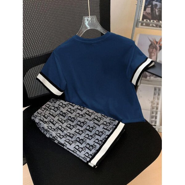 SHEIN 2 piezas Conjunto informal de niño joven con camiseta de cuello redondo de manga corta con bolsillo estampado y pantalones cortos estampados de punto - Image 18