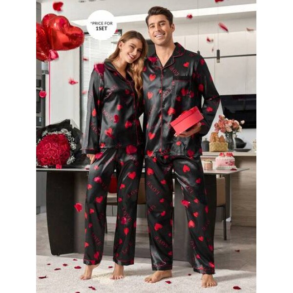 Manfinity CoupledUp Conjunto de pijama para hombre de cuello vuelto de seda sintética con estampado de letras y corazones