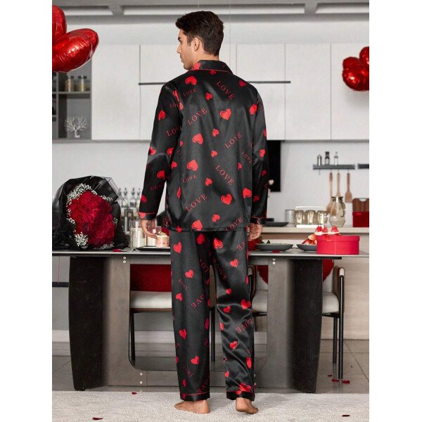 Manfinity CoupledUp Conjunto de pijama para hombre de cuello vuelto de seda sintética con estampado de letras y corazones - Image 3