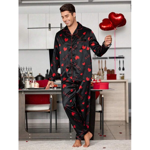 Manfinity CoupledUp Conjunto de pijama para hombre de cuello vuelto de seda sintética con estampado de letras y corazones - Image 4
