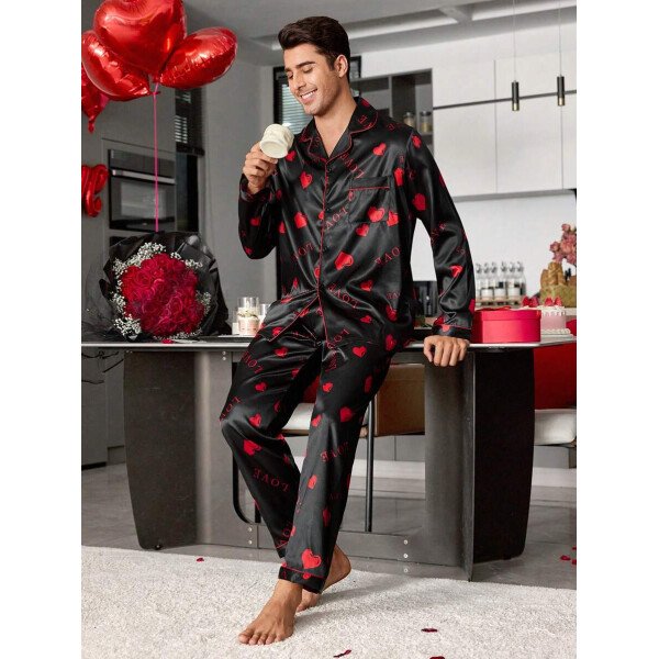 Manfinity CoupledUp Conjunto de pijama para hombre de cuello vuelto de seda sintética con estampado de letras y corazones - Image 5