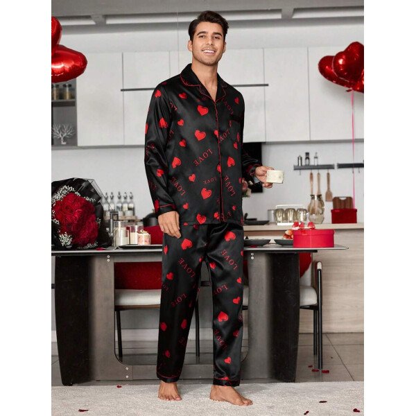 Manfinity CoupledUp Conjunto de pijama para hombre de cuello vuelto de seda sintética con estampado de letras y corazones - Image 6