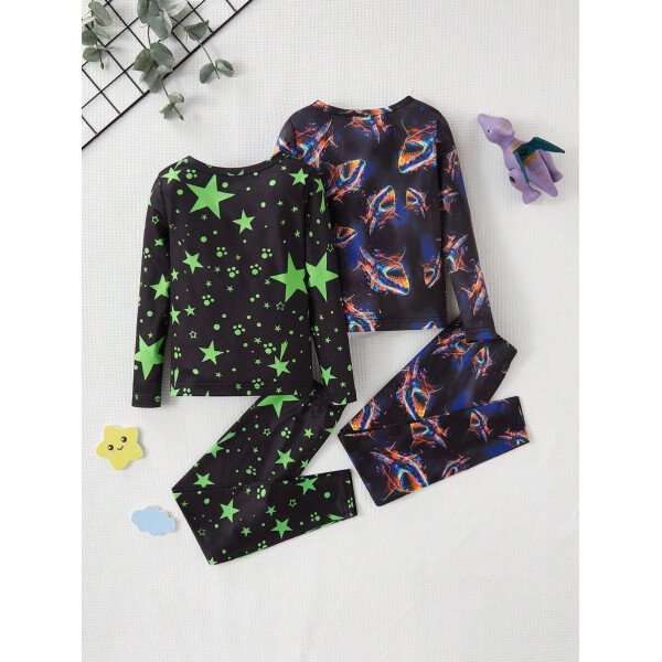 Set de 2 piezas de pijama con top de manga larga y pantalones largos con estampado de ballena, dinosaurio y estrellas que brillan en la oscuridad para niño pequeño (se venden 2 sets por separado) - Image 3