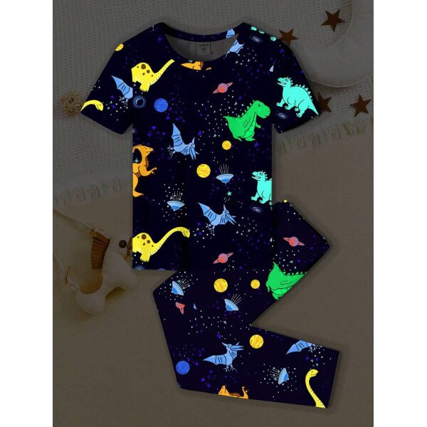 SHEIN Conjunto de pijama informal de niño con estampado de dinosaurios y espacio, de cuello redondo y manga corta, con pantalones ajustados, apto para todas las estaciones - Image 2