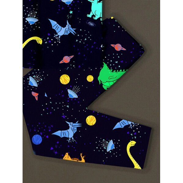 SHEIN Conjunto de pijama informal de niño con estampado de dinosaurios y espacio, de cuello redondo y manga corta, con pantalones ajustados, apto para todas las estaciones - Image 5