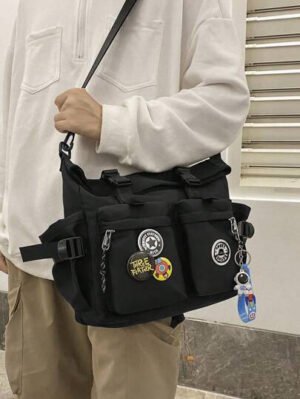Bolsa de mensajero mediana, ligera, informal, de negocios, con hebilla de liberación, decoración con colgante de bolsa e insignias para adolescentes, niñas, mujeres, estudiantes universitarias, novatos y trabajadores de cuello blanco, perfecta para oficina, universidad, trabajo, negocios, desplazamientos, actividades al aire libre, viajes, excursiones