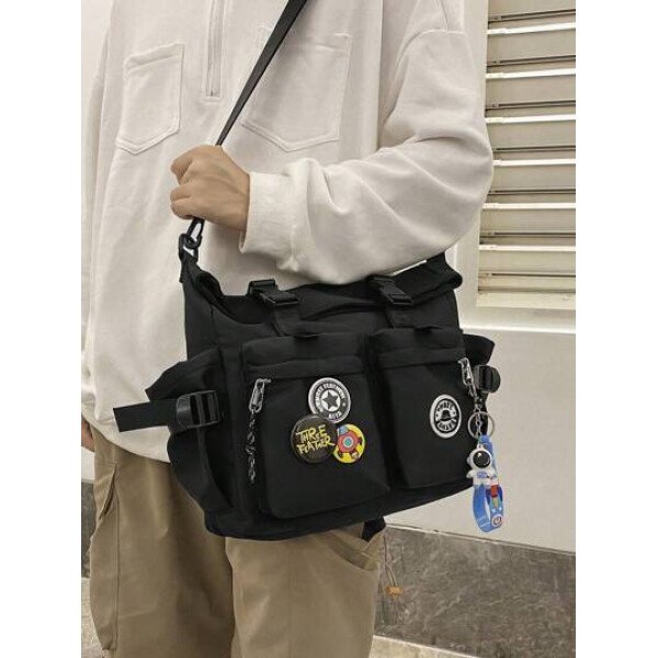 Bolsa de mensajero mediana, ligera, informal, de negocios, con hebilla de liberación, decoración con colgante de bolsa e insignias para adolescentes, niñas, mujeres, estudiantes universitarias, novatos y trabajadores de cuello blanco, perfecta para oficina, universidad, trabajo, negocios, desplazamientos, actividades al aire libre, viajes, excursiones