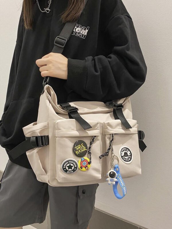 Bolsa de mensajero mediana, ligera, informal, de negocios, con hebilla de liberación, decoración con colgante de bolsa e insignias para adolescentes, niñas, mujeres, estudiantes universitarias, novatos y trabajadores de cuello blanco, perfecta para oficina, universidad, trabajo, negocios, desplazamientos, actividades al aire libre, viajes, excursiones - Imagen 2
