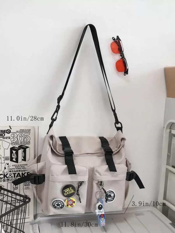 Bolsa de mensajero mediana, ligera, informal, de negocios, con hebilla de liberación, decoración con colgante de bolsa e insignias para adolescentes, niñas, mujeres, estudiantes universitarias, novatos y trabajadores de cuello blanco, perfecta para oficina, universidad, trabajo, negocios, desplazamientos, actividades al aire libre, viajes, excursiones - Imagen 3