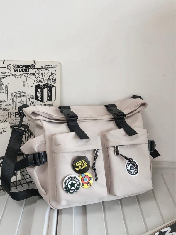 Bolsa de mensajero mediana, ligera, informal, de negocios, con hebilla de liberación, decoración con colgante de bolsa e insignias para adolescentes, niñas, mujeres, estudiantes universitarias, novatos y trabajadores de cuello blanco, perfecta para oficina, universidad, trabajo, negocios, desplazamientos, actividades al aire libre, viajes, excursiones - Imagen 4