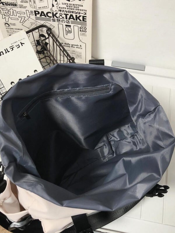 Bolsa de mensajero mediana, ligera, informal, de negocios, con hebilla de liberación, decoración con colgante de bolsa e insignias para adolescentes, niñas, mujeres, estudiantes universitarias, novatos y trabajadores de cuello blanco, perfecta para oficina, universidad, trabajo, negocios, desplazamientos, actividades al aire libre, viajes, excursiones - Imagen 5