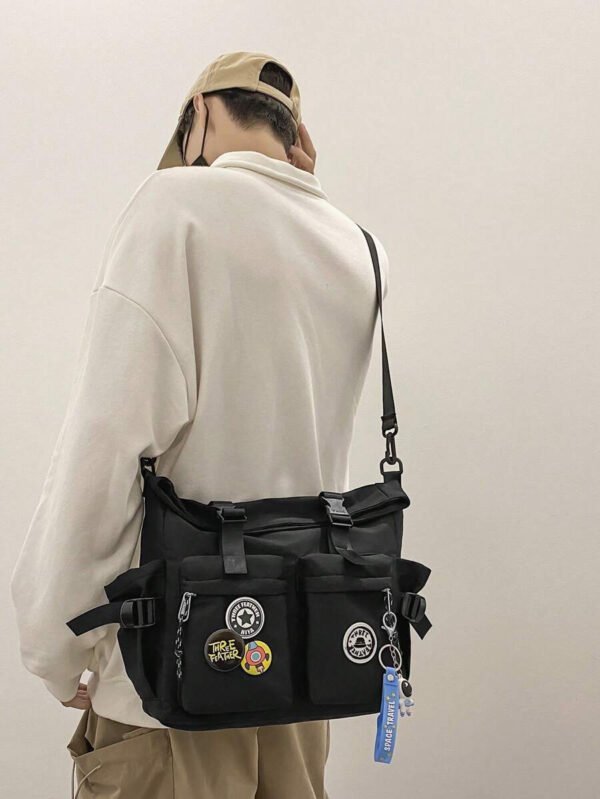 Bolsa de mensajero mediana, ligera, informal, de negocios, con hebilla de liberación, decoración con colgante de bolsa e insignias para adolescentes, niñas, mujeres, estudiantes universitarias, novatos y trabajadores de cuello blanco, perfecta para oficina, universidad, trabajo, negocios, desplazamientos, actividades al aire libre, viajes, excursiones - Imagen 10