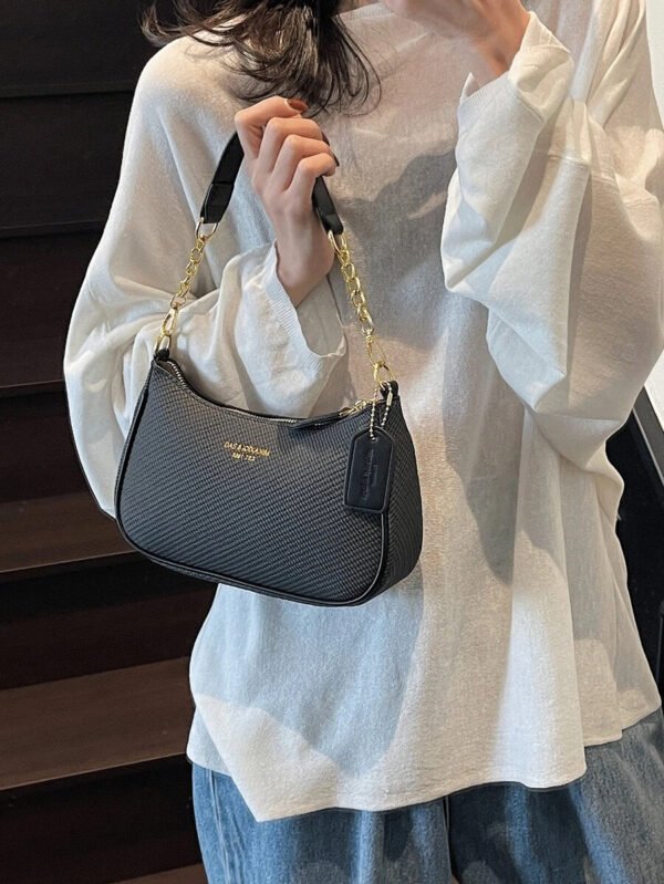 Bolso de hombro clásico, versátil y moderno de tela de PU impermeable con estampado de letra M, con cadena metálica decorativa, estilo baguette francés. Ideal para ir de compras, ir al trabajo y viajar. - Imagen 8
