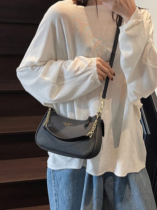 Bolso de hombro clásico, versátil y moderno de tela de PU impermeable con estampado de letra M, con cadena metálica decorativa, estilo baguette francés. Ideal para ir de compras, ir al trabajo y viajar. - Imagen 9