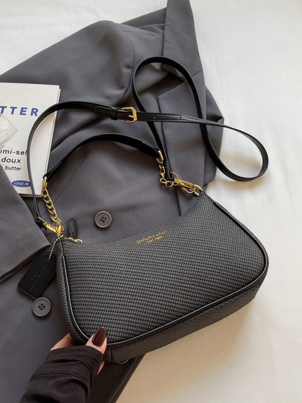 Bolso de hombro clásico, versátil y moderno de tela de PU impermeable con estampado de letra M, con cadena metálica decorativa, estilo baguette francés. Ideal para ir de compras, ir al trabajo y viajar. - Imagen 10