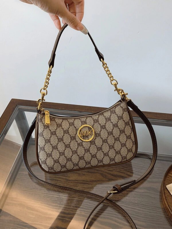 Bolso de hombro clásico, versátil y moderno de tela de PU impermeable con estampado de letra M, con cadena metálica decorativa, estilo baguette francés. Ideal para ir de compras, ir al trabajo y viajar. - Imagen 12