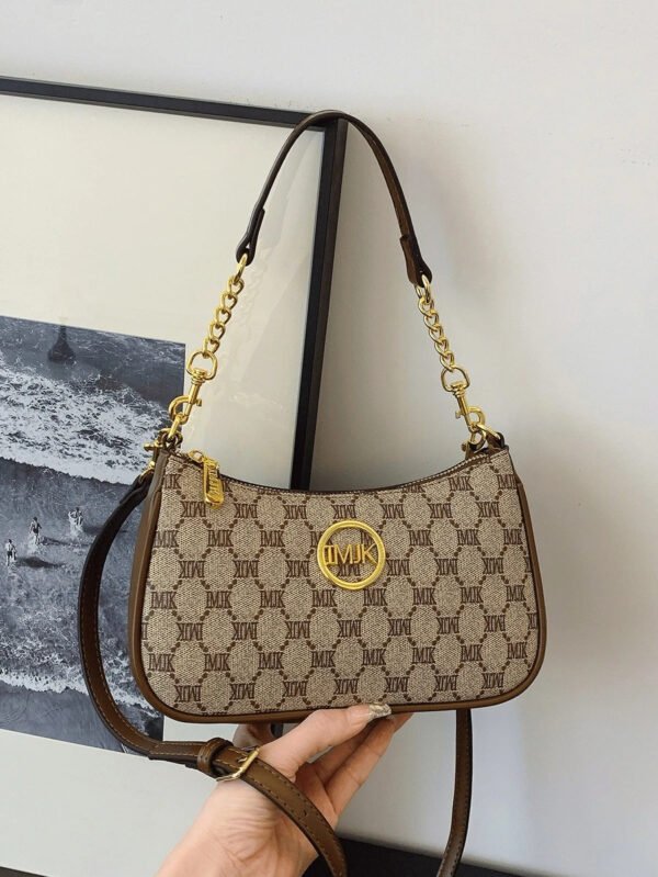 Bolso de hombro clásico, versátil y moderno de tela de PU impermeable con estampado de letra M, con cadena metálica decorativa, estilo baguette francés. Ideal para ir de compras, ir al trabajo y viajar. - Imagen 15