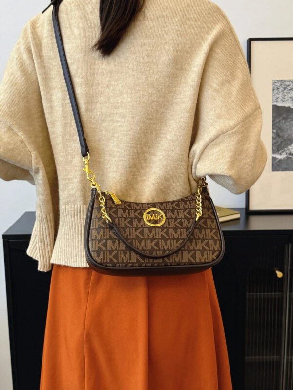 Bolso de hombro clásico, versátil y moderno de tela de PU impermeable con estampado de letra M, con cadena metálica decorativa, estilo baguette francés. Ideal para ir de compras, ir al trabajo y viajar. - Imagen 19