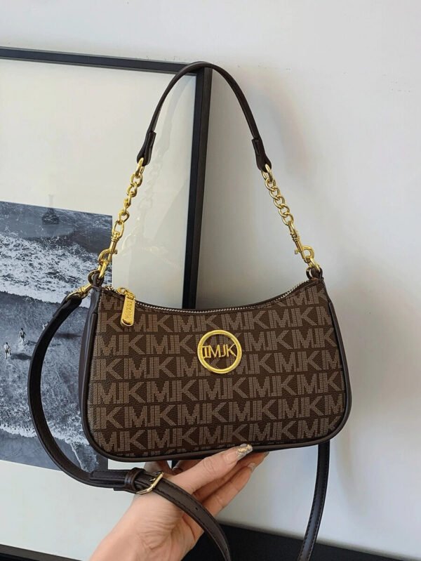 Bolso de hombro clásico, versátil y moderno de tela de PU impermeable con estampado de letra M, con cadena metálica decorativa, estilo baguette francés. Ideal para ir de compras, ir al trabajo y viajar. - Imagen 20