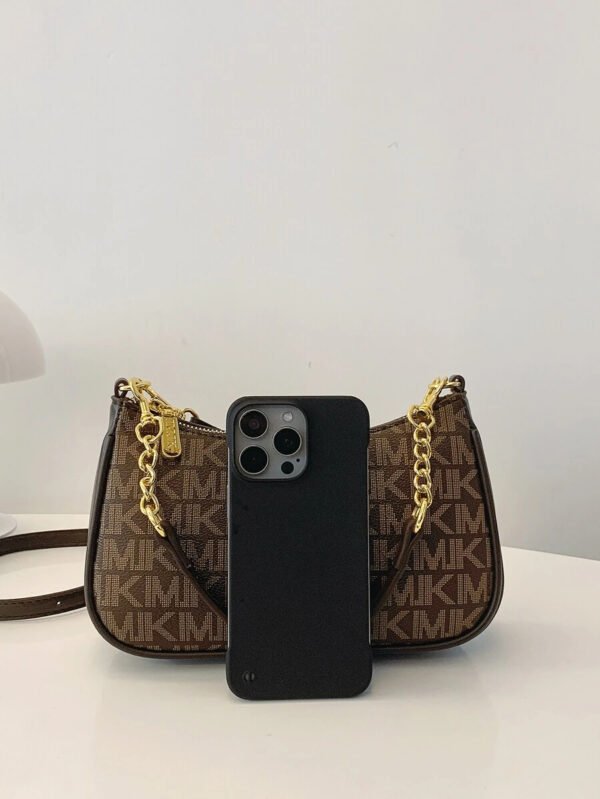 Bolso de hombro clásico, versátil y moderno de tela de PU impermeable con estampado de letra M, con cadena metálica decorativa, estilo baguette francés. Ideal para ir de compras, ir al trabajo y viajar. - Imagen 21