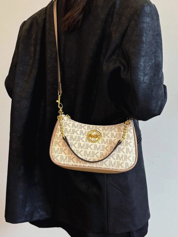 Bolso de hombro clásico, versátil y moderno de tela de PU impermeable con estampado de letra M, con cadena metálica decorativa, estilo baguette francés. Ideal para ir de compras, ir al trabajo y viajar. - Imagen 41