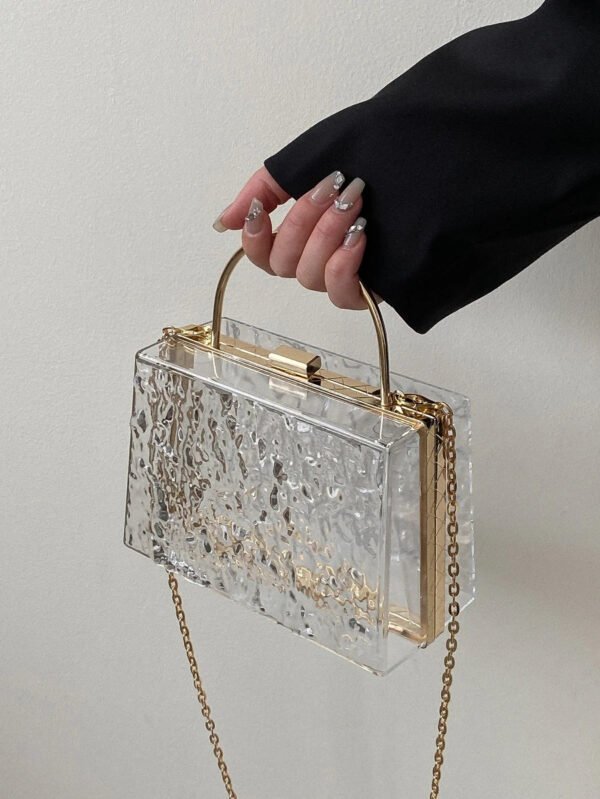 Bolso transparente ligero, de moda y resistente al agua con textura mini casual y cadena para chicas adolescentes y mujeres universitarias perfecto para la universidad, el trabajo, exteriores, viajes y salidas. Bolsa transparente a prueba de agua y arena para deportes de playa y merienda. Bolso transparente para mujeres. - Imagen 2