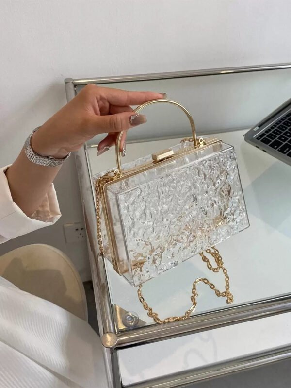 Bolso transparente ligero, de moda y resistente al agua con textura mini casual y cadena para chicas adolescentes y mujeres universitarias perfecto para la universidad, el trabajo, exteriores, viajes y salidas. Bolsa transparente a prueba de agua y arena para deportes de playa y merienda. Bolso transparente para mujeres. - Imagen 3