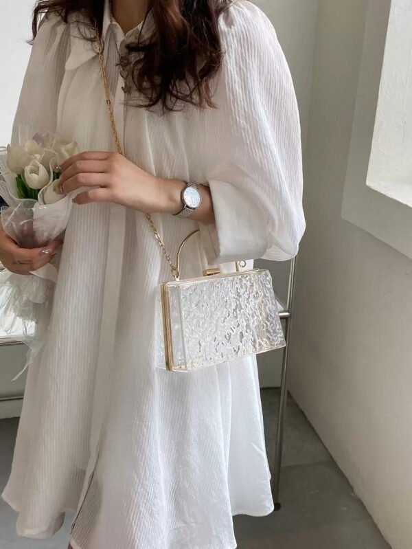 Bolso transparente ligero, de moda y resistente al agua con textura mini casual y cadena para chicas adolescentes y mujeres universitarias perfecto para la universidad, el trabajo, exteriores, viajes y salidas. Bolsa transparente a prueba de agua y arena para deportes de playa y merienda. Bolso transparente para mujeres. - Imagen 5