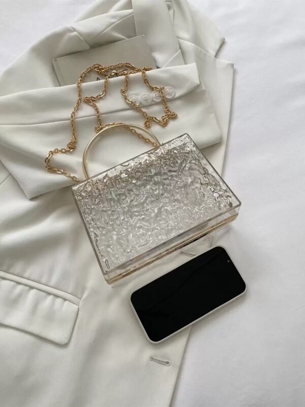 Bolso transparente ligero, de moda y resistente al agua con textura mini casual y cadena para chicas adolescentes y mujeres universitarias perfecto para la universidad, el trabajo, exteriores, viajes y salidas. Bolsa transparente a prueba de agua y arena para deportes de playa y merienda. Bolso transparente para mujeres. - Imagen 6