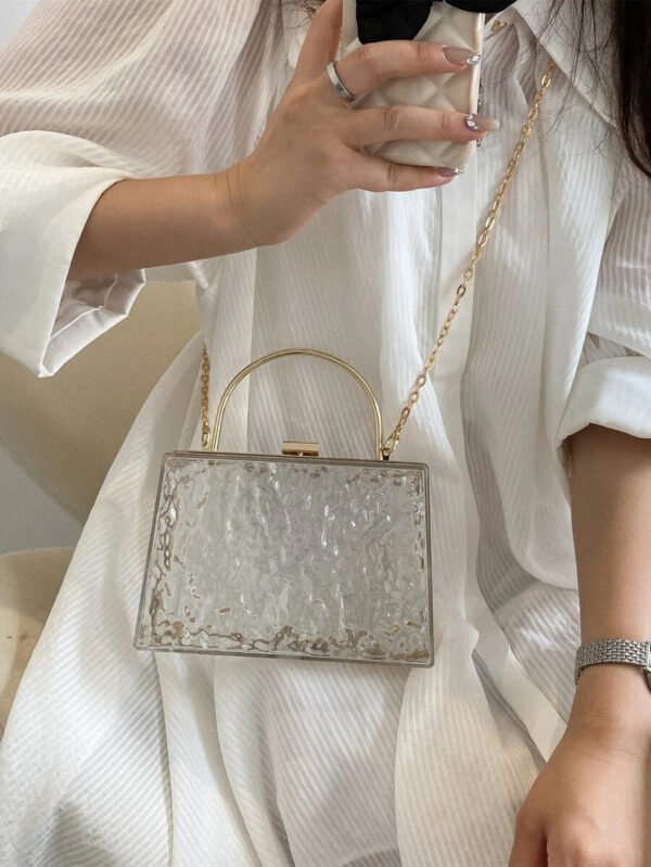 Bolso transparente ligero, de moda y resistente al agua con textura mini casual y cadena para chicas adolescentes y mujeres universitarias perfecto para la universidad, el trabajo, exteriores, viajes y salidas. Bolsa transparente a prueba de agua y arena para deportes de playa y merienda. Bolso transparente para mujeres. - Imagen 7