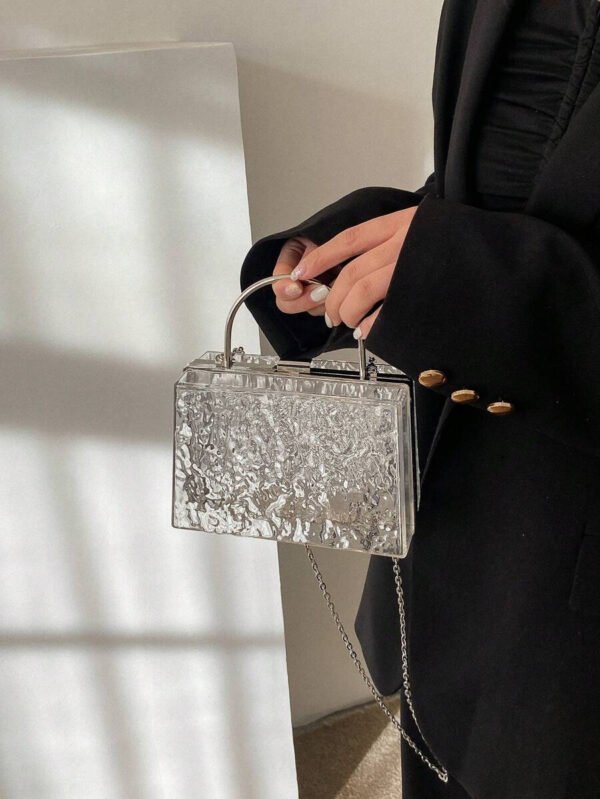 Bolso transparente ligero, de moda y resistente al agua con textura mini casual y cadena para chicas adolescentes y mujeres universitarias perfecto para la universidad, el trabajo, exteriores, viajes y salidas. Bolsa transparente a prueba de agua y arena para deportes de playa y merienda. Bolso transparente para mujeres. - Imagen 17
