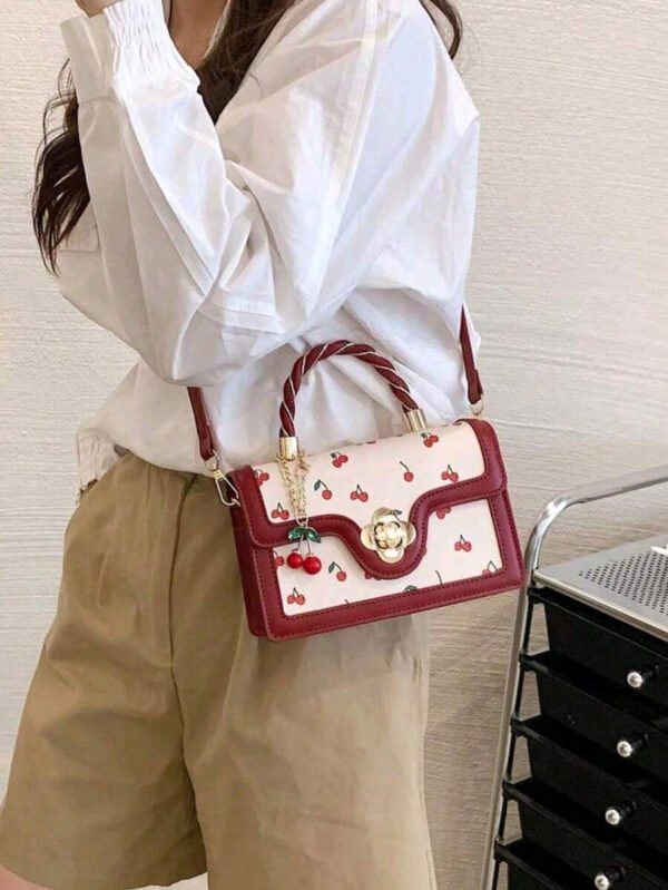 Bolso tote de PU de alta gama y estilo moderno con forma cuadrada versátil y un bonito estampado de cerezas, perfecto para ir de compras, citas o para llevar cruzado. Elementos de cereza kawaii para San Valentín. - Imagen 3