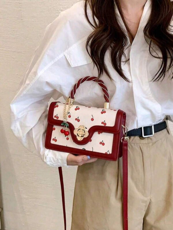 Bolso tote de PU de alta gama y estilo moderno con forma cuadrada versátil y un bonito estampado de cerezas, perfecto para ir de compras, citas o para llevar cruzado. Elementos de cereza kawaii para San Valentín. - Imagen 4
