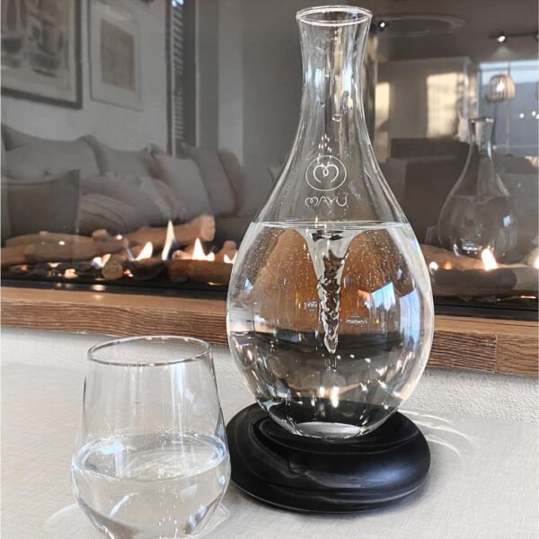 MAYU Jarra de agua estructurada con remolino, innovadora tecnología Vortex soplada a mano. Filtro de ósmosis inversa con soporte dispensador de agua de aireación de 1.5 litros| Diseño de jarra de - Imagen 14