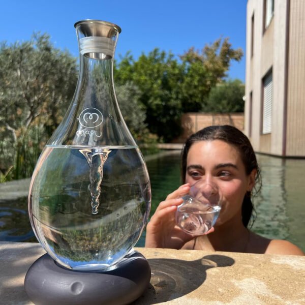 MAYU Jarra de agua estructurada con remolino, innovadora tecnología Vortex soplada a mano. Filtro de ósmosis inversa con soporte dispensador de agua de aireación de 1.5 litros| Diseño de jarra de - Imagen 17