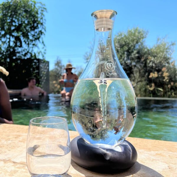 MAYU Jarra de agua estructurada con remolino, innovadora tecnología Vortex soplada a mano. Filtro de ósmosis inversa con soporte dispensador de agua de aireación de 1.5 litros| Diseño de jarra de - Imagen 18